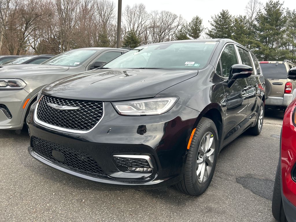 2026 Chrysler Pacifica Limited's photo