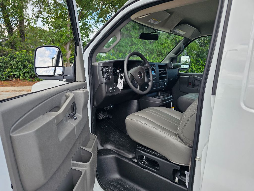 2025 Gmc Savana Cargo 2500 photo 22
