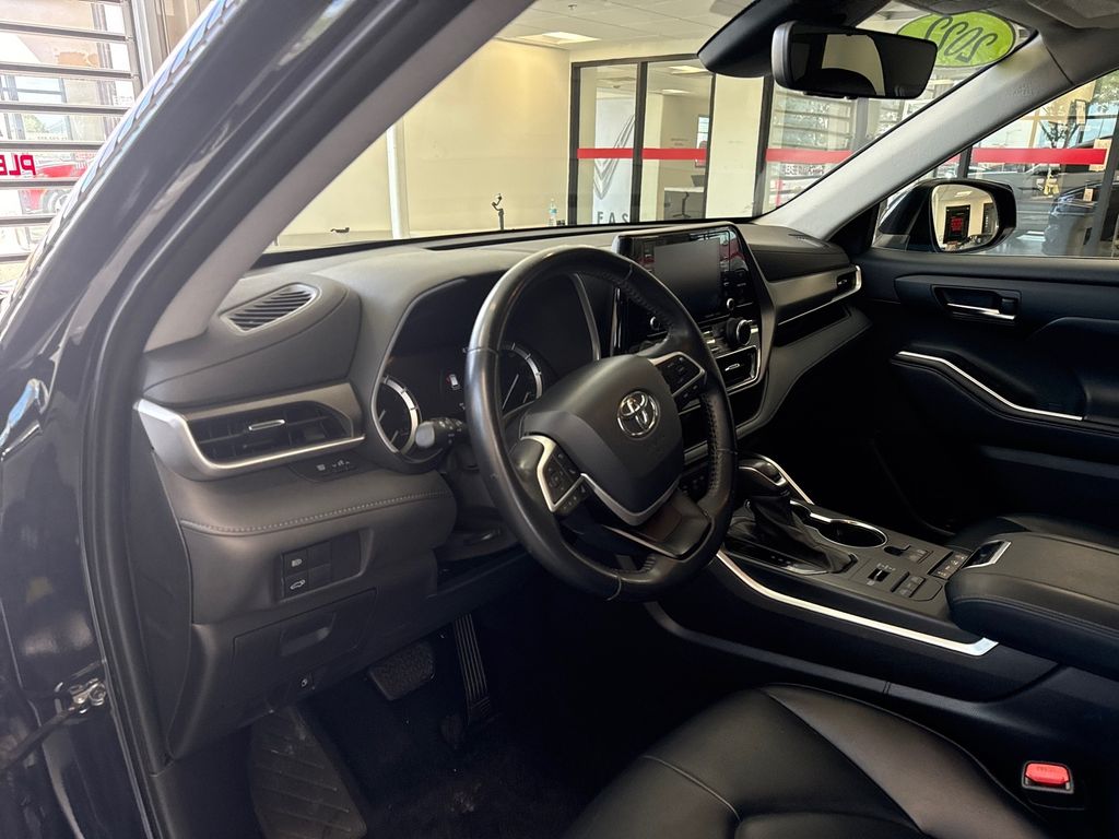 2022 Toyota Highlander XLE photo 6