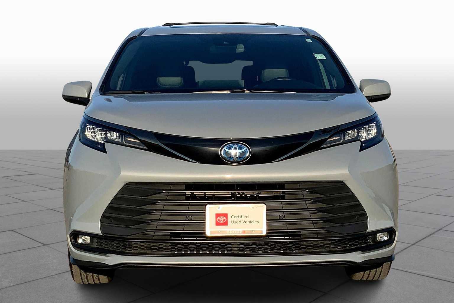 2023 Toyota Sienna Woodland Edition photo 3