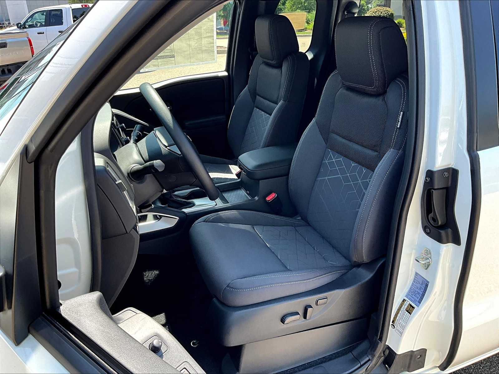 2025 Nissan Frontier SV photo 10