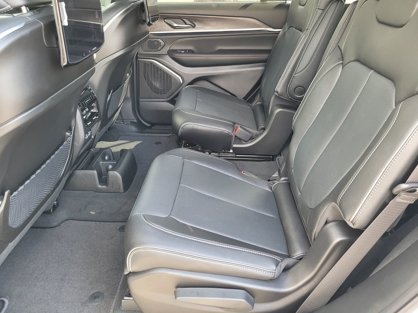 2025 Jeep Grand Cherokee Overland photo 8
