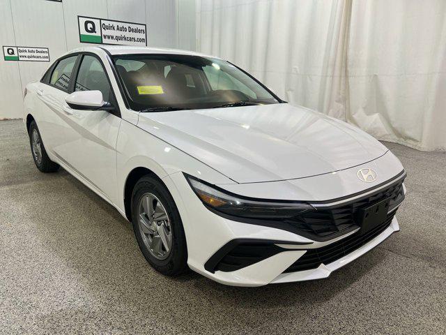 2025 Hyundai Elantra SE photo 2