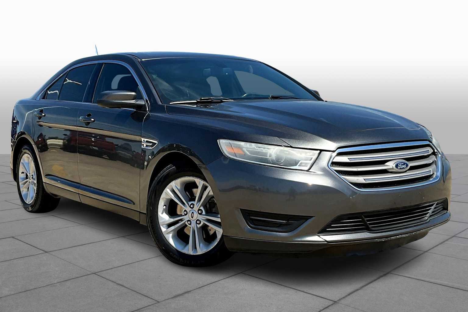 2015 Ford Taurus SEL photo 2