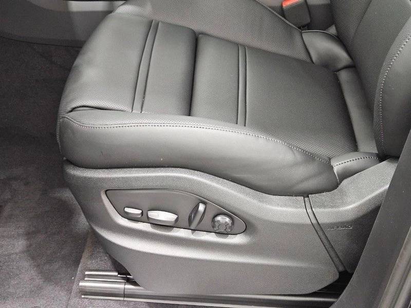 2025 Porsche Cayenne Base photo 25