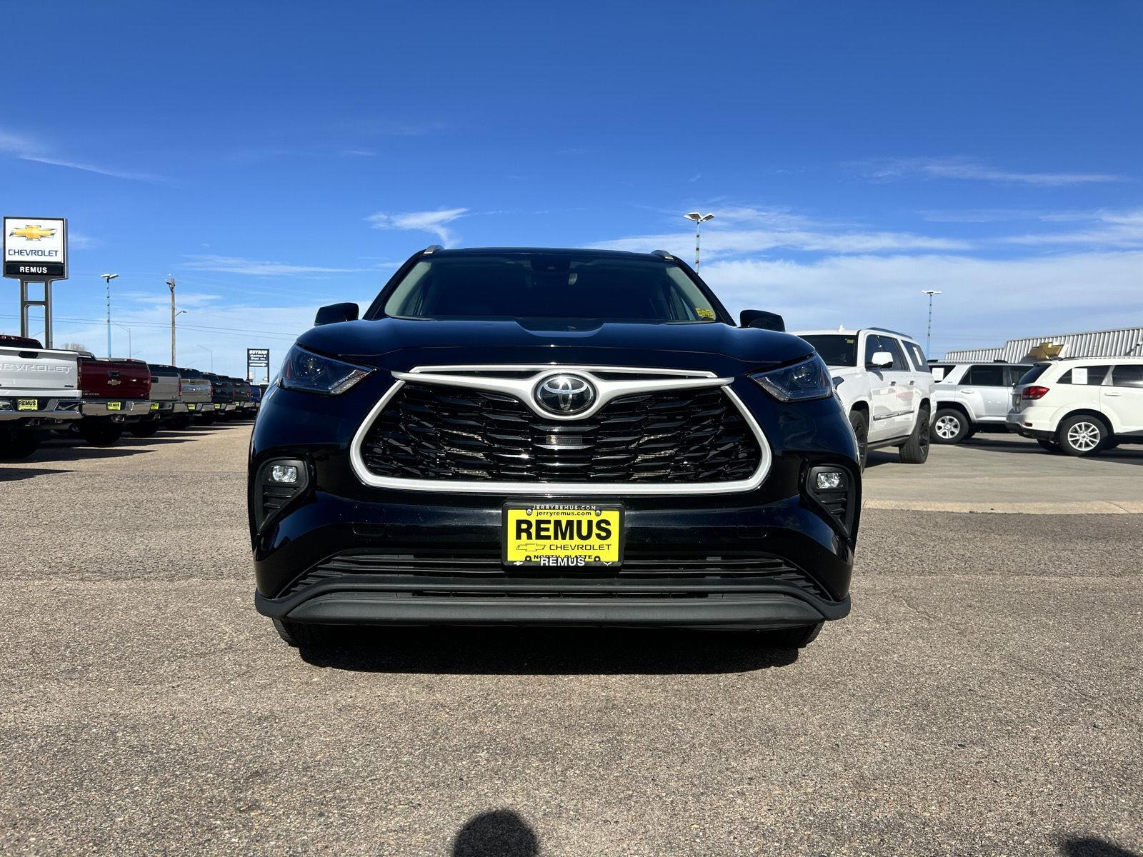 2022 Toyota Highlander XLE photo 2