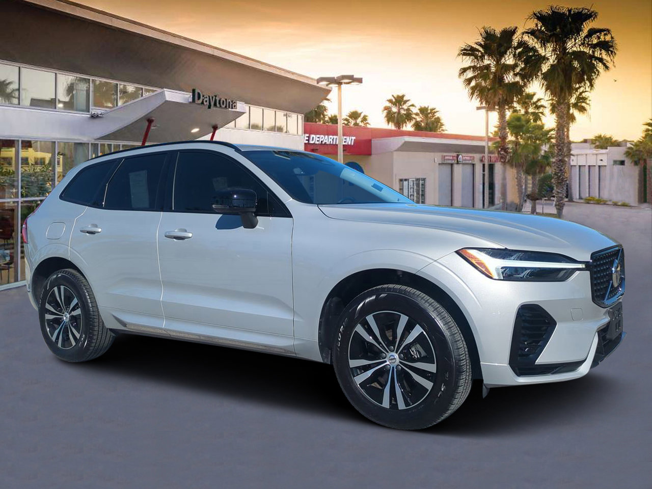 2025 Volvo XC60 Core's photo