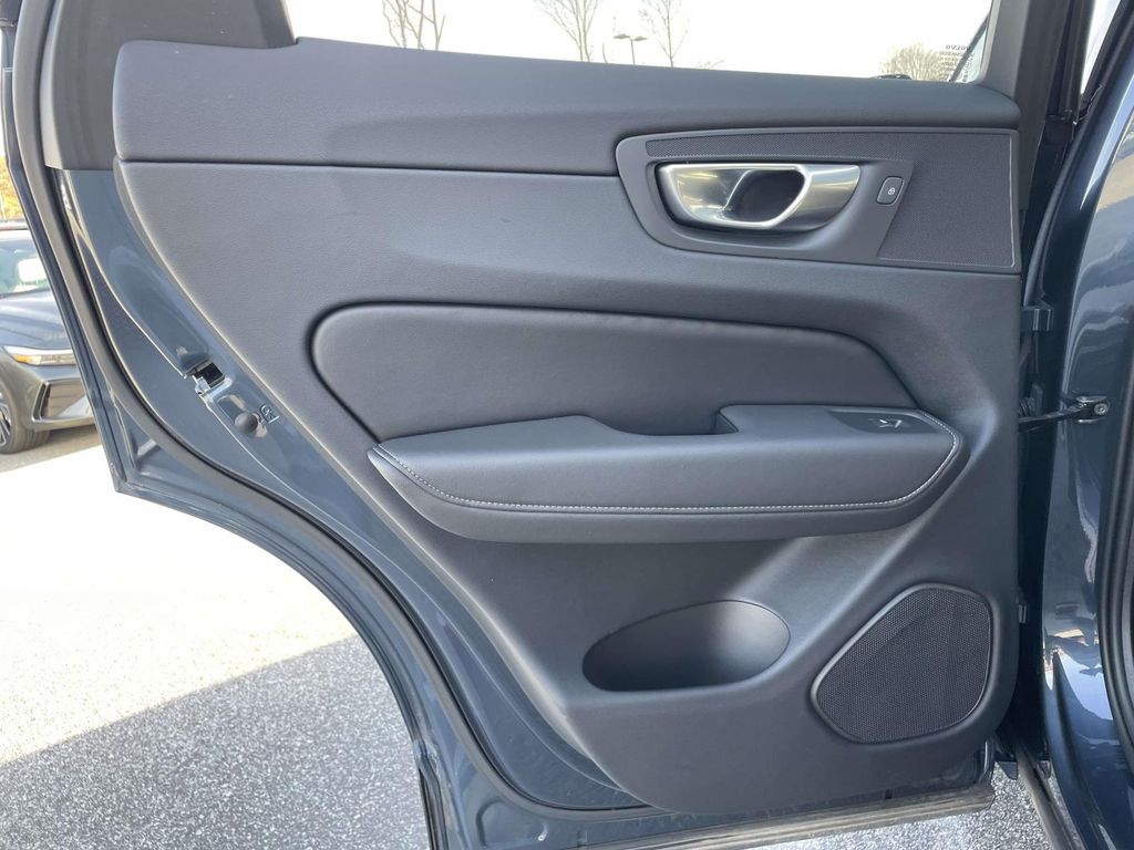 2024 Volvo XC60 B5 Ultimate photo 2