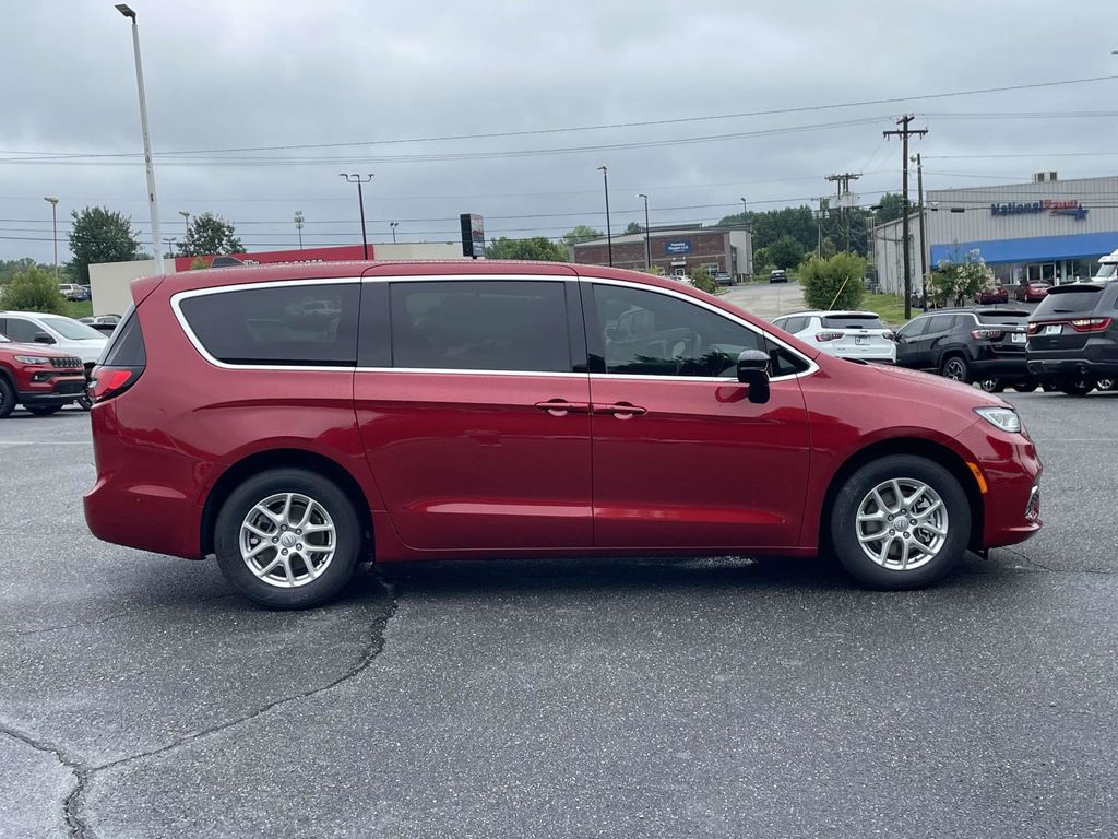 2025 Chrysler Pacifica photo 7