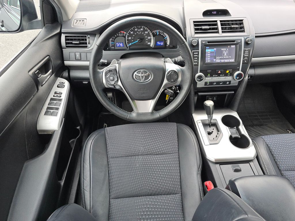 2014 Toyota Camry SE photo 11