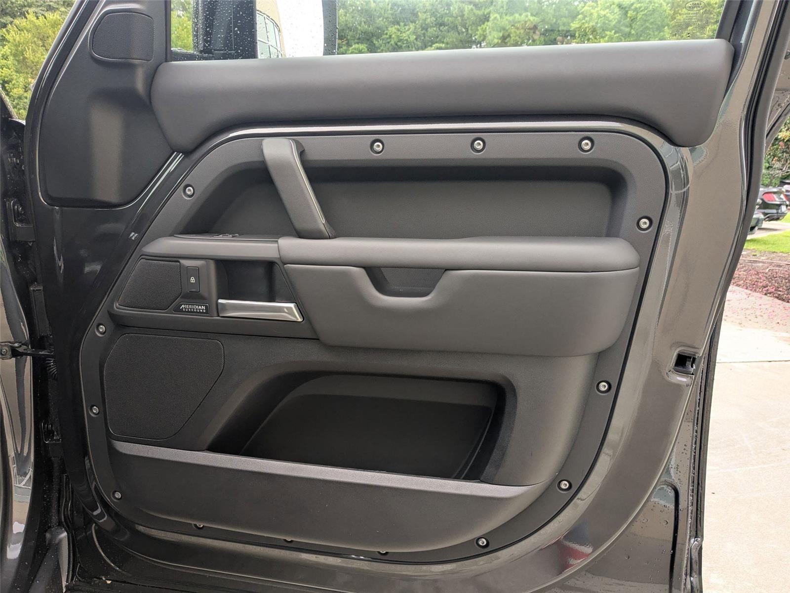 2025 Land Rover Defender 110 X-Dynamic SE photo 27