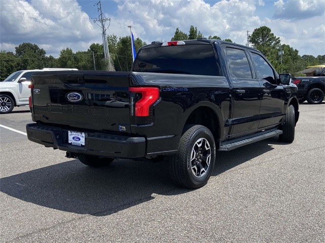2023 Ford F-150 Lightning XLT photo 3