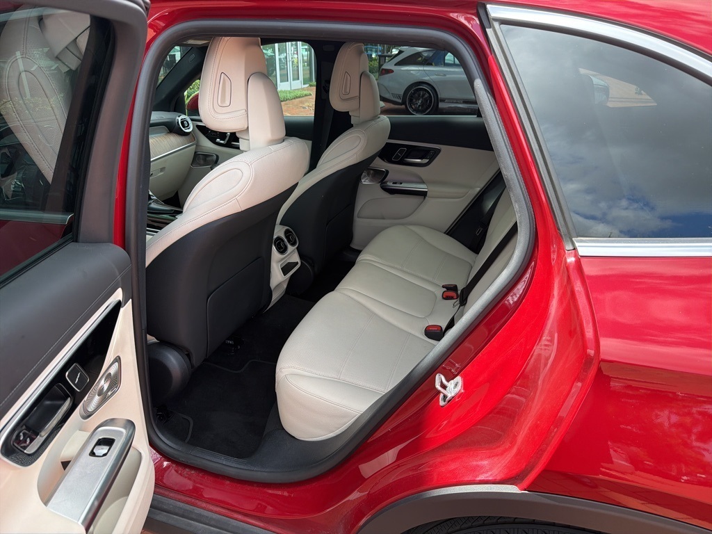 2025 Mercedes Benz GLC 300 4MATIC photo 2