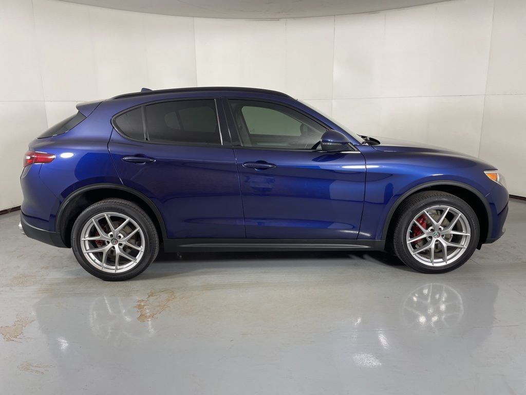 2018 Alfa Romeo Stelvio Base photo 10