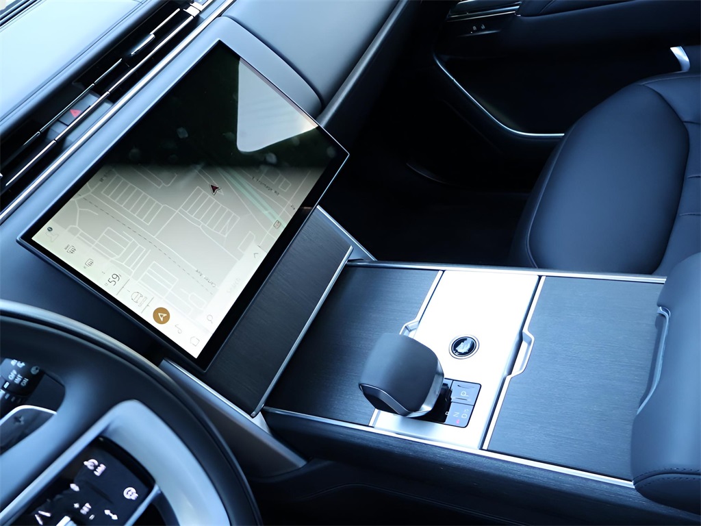 2025 Land Rover Range Rover SE photo 19