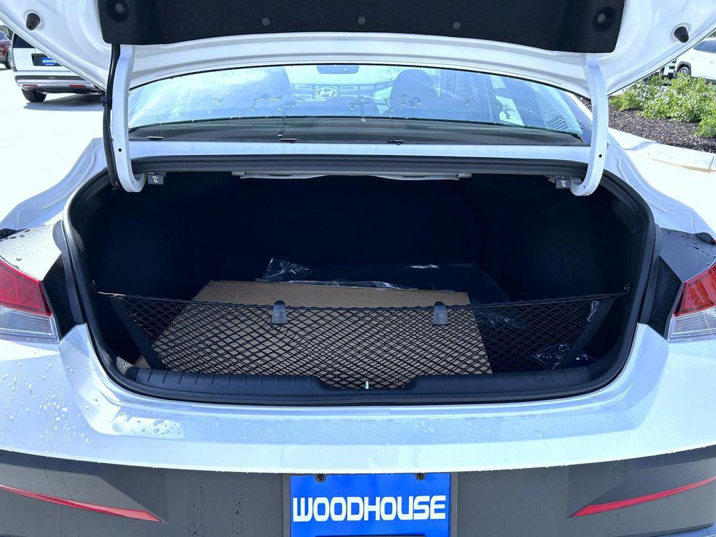2025 Hyundai Elantra SE photo 9