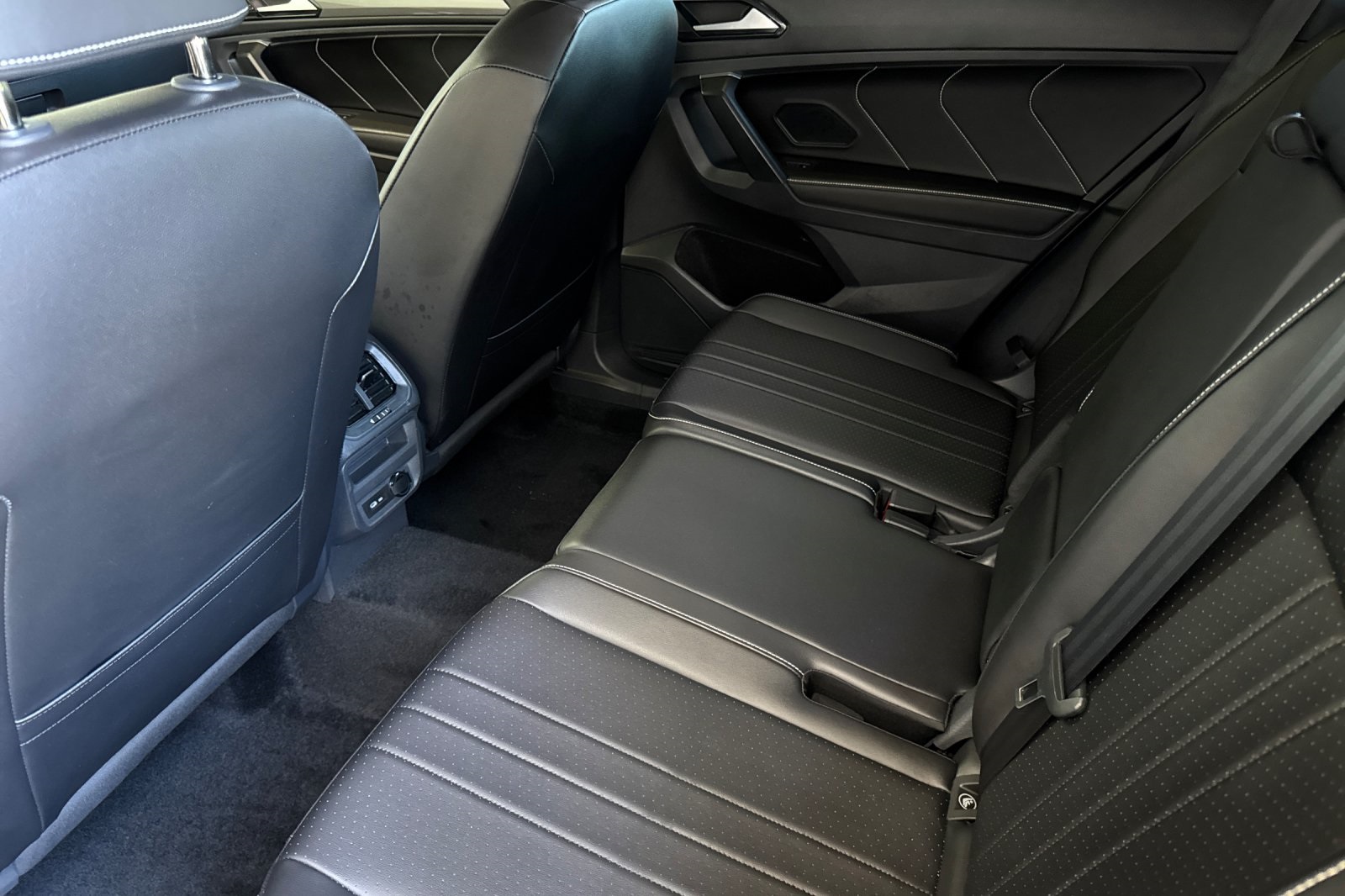 2024 Volkswagen Tiguan SE R-Line Black photo 12