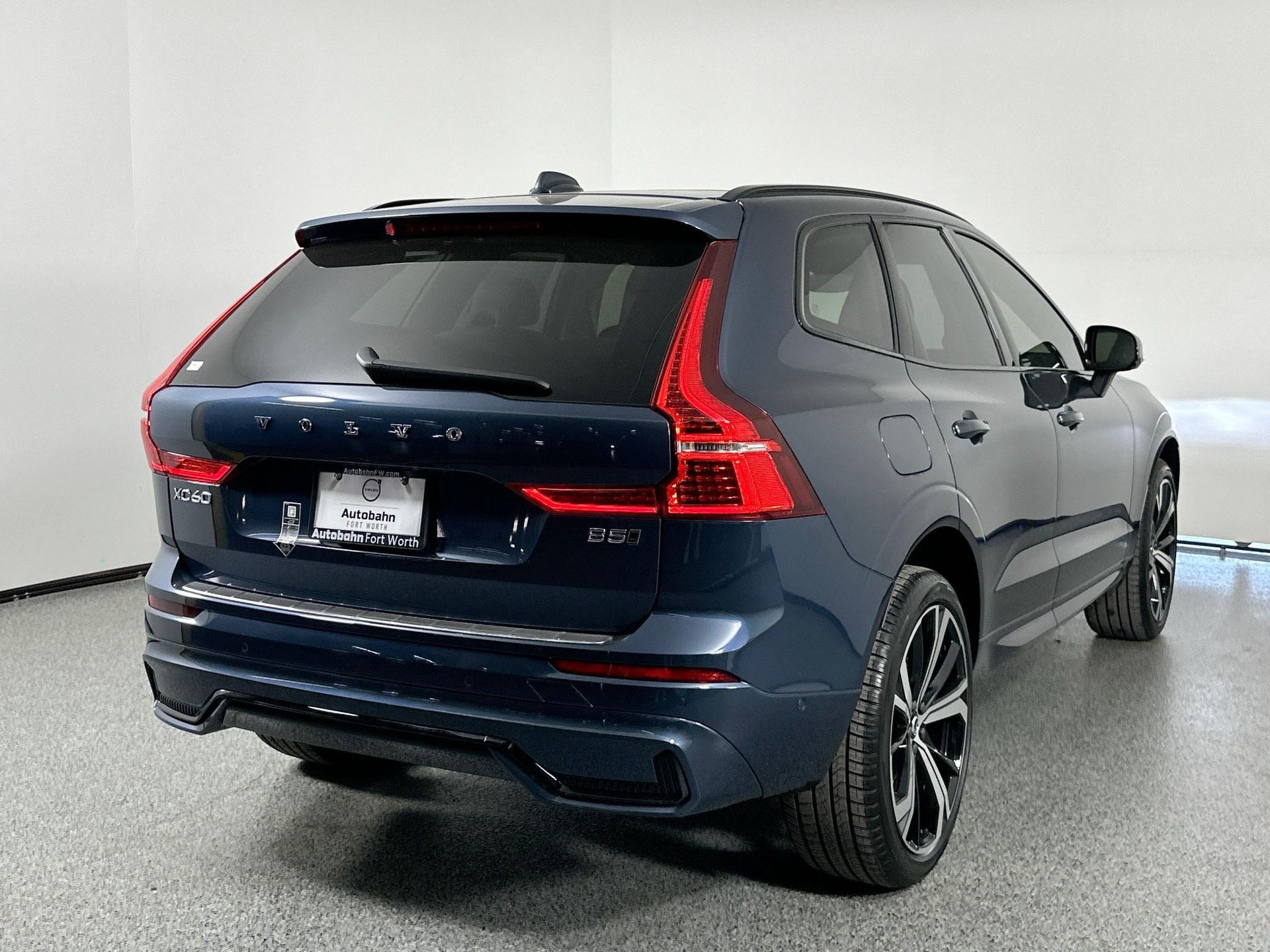 2025 Volvo XC60 B5 photo 4