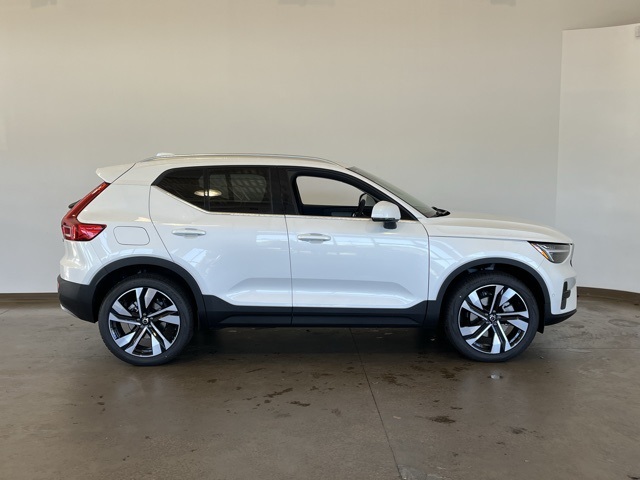 2025 Volvo XC40 Plus photo 5