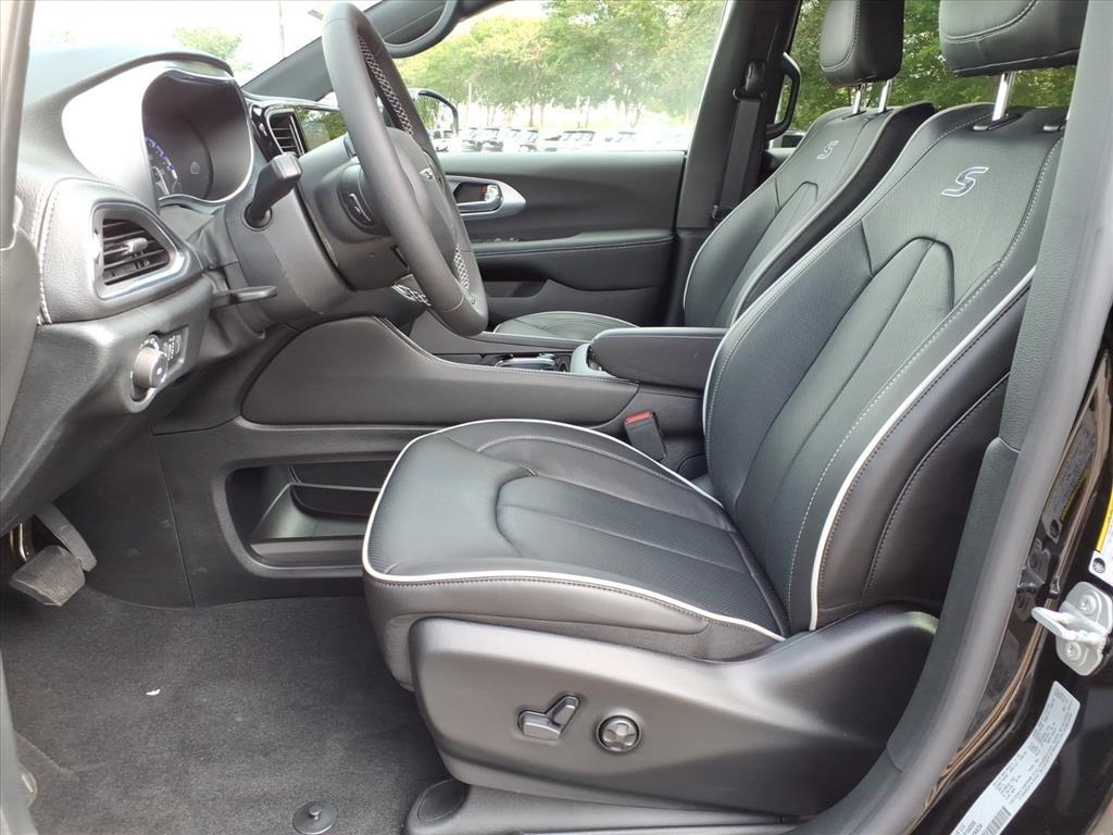 2026 Chrysler Pacifica Limited photo 3