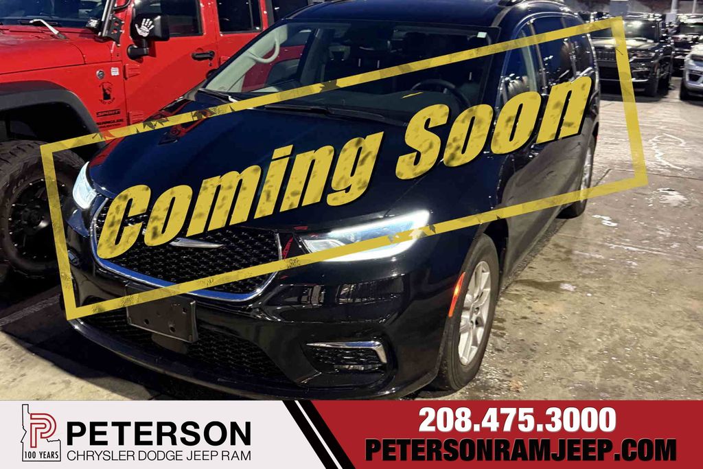 2022 Chrysler Pacifica Touring L's photo