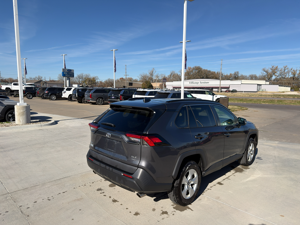 2020 Toyota RAV4 XLE photo 4