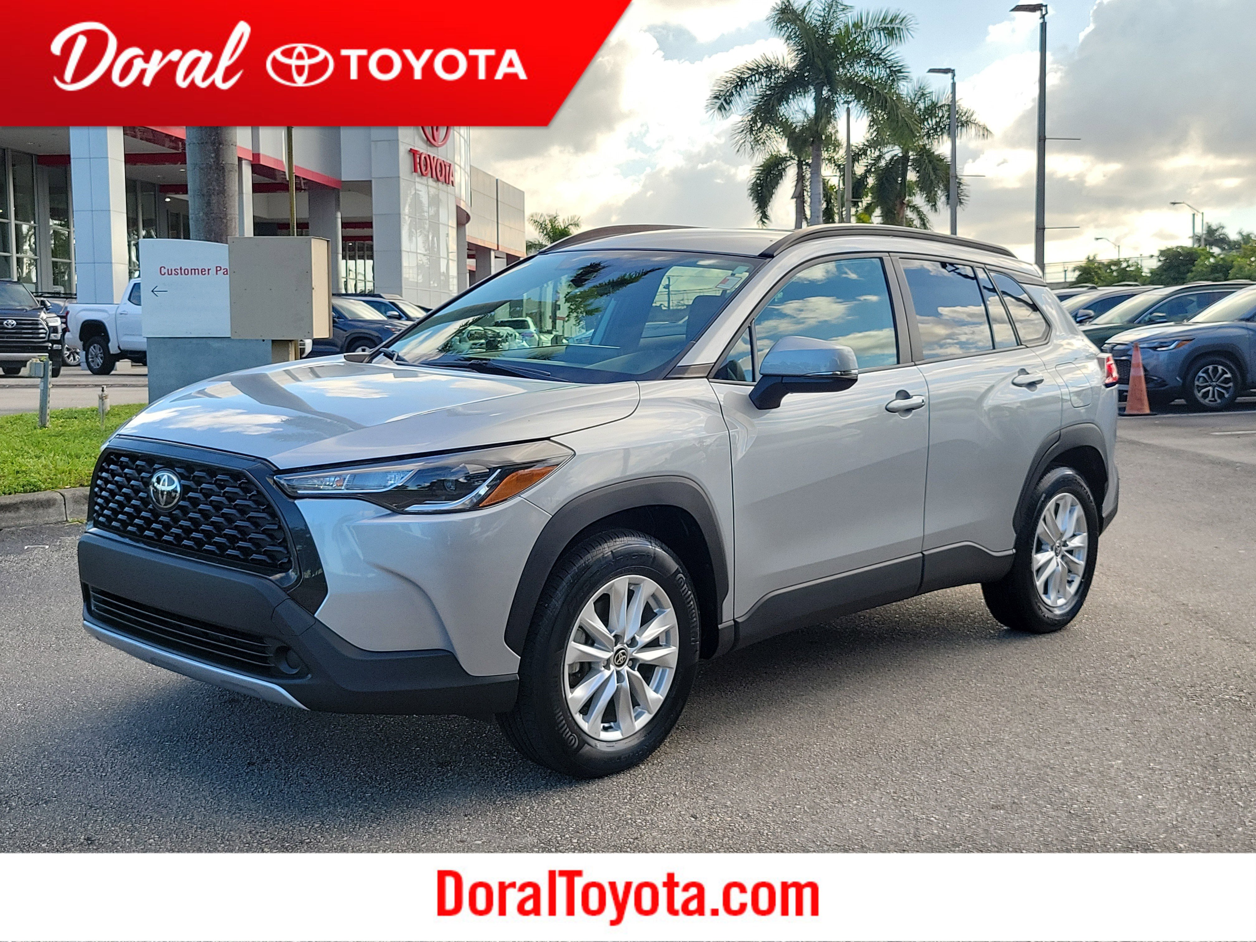 2022 Toyota Corolla Cross LE's photo