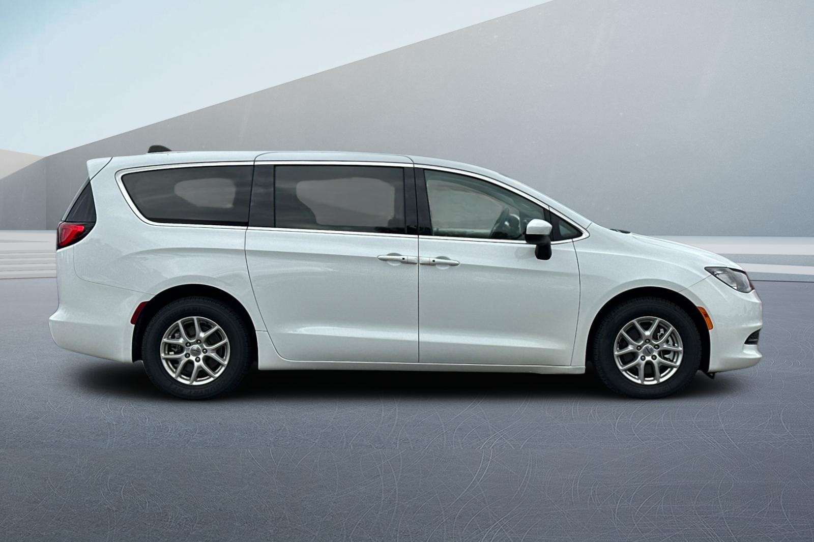2022 Chrysler Voyager LX photo 3
