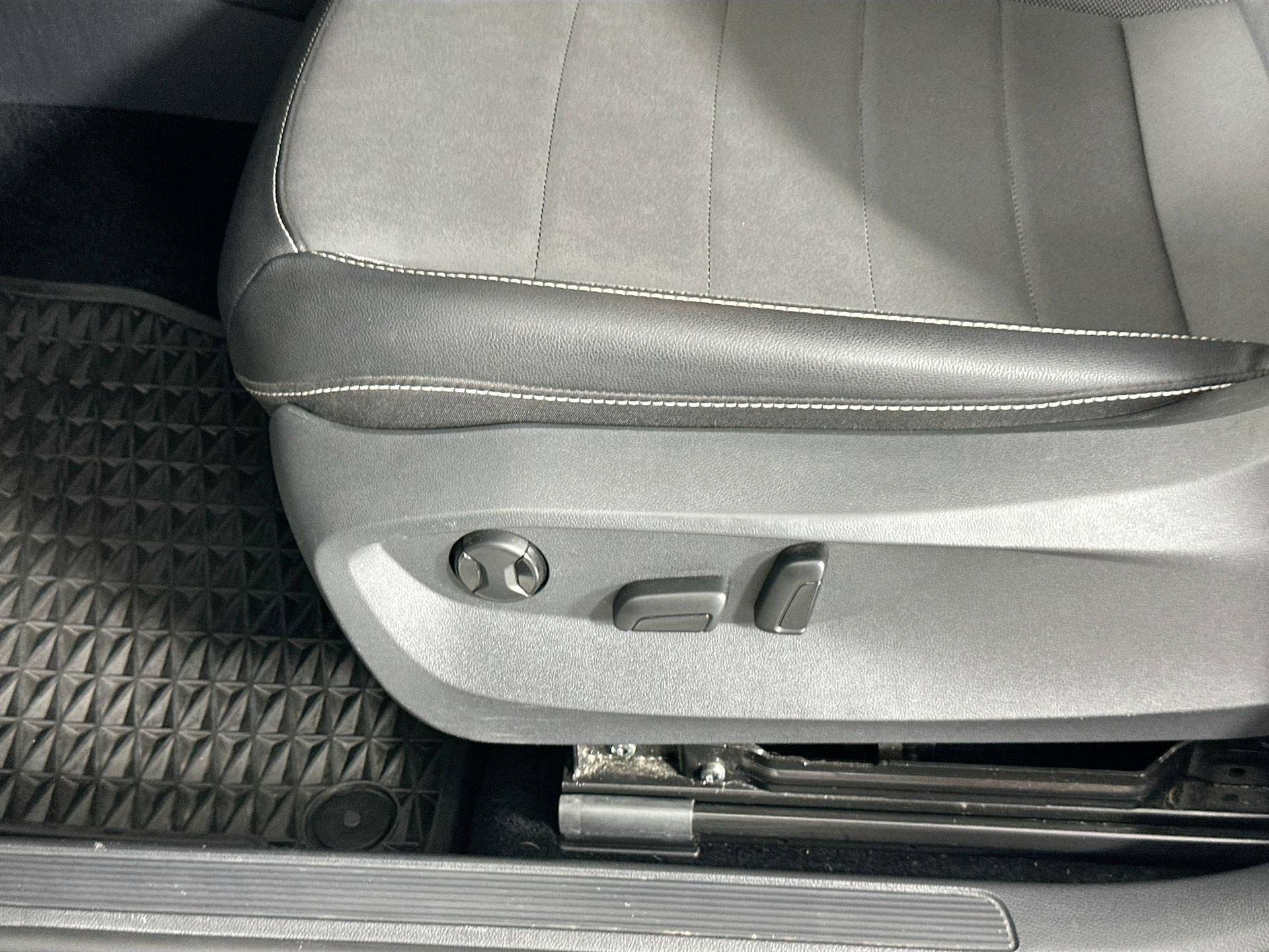 2022 Volkswagen Taos SE photo 14