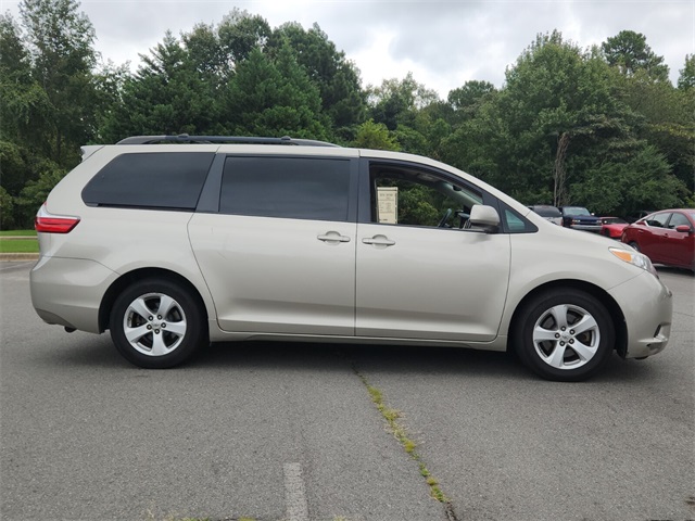 2015 Toyota Sienna LE photo 2