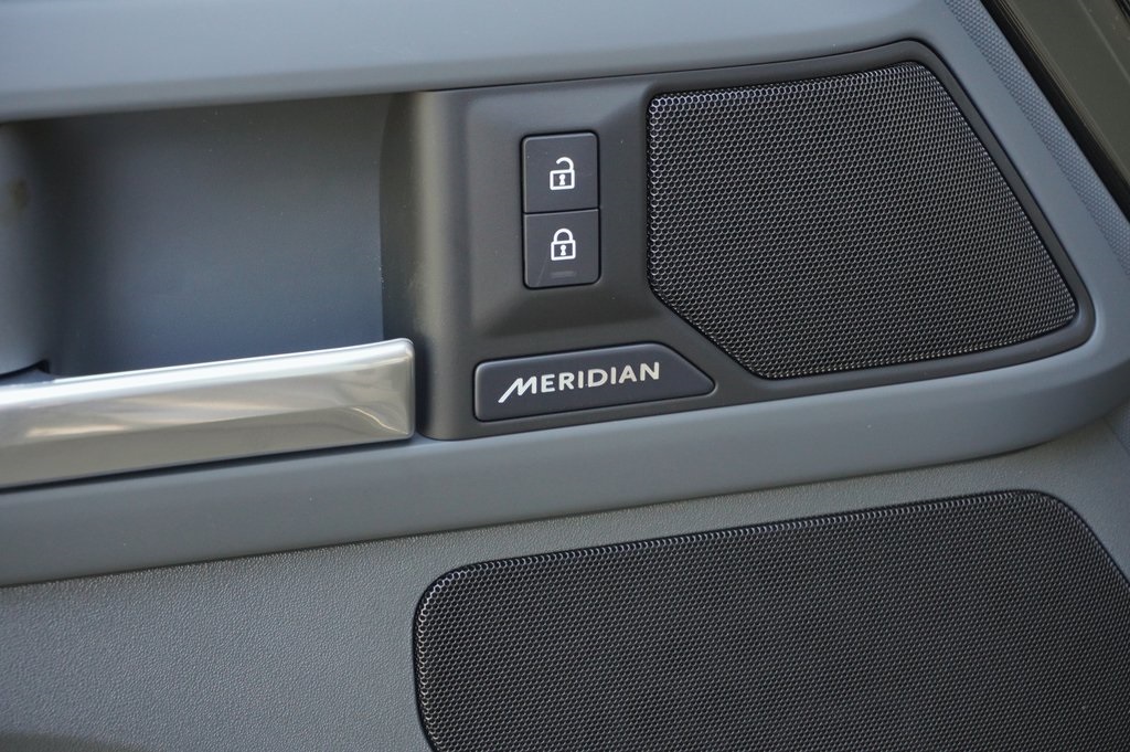 2025 Land Rover Defender 110 S photo 10