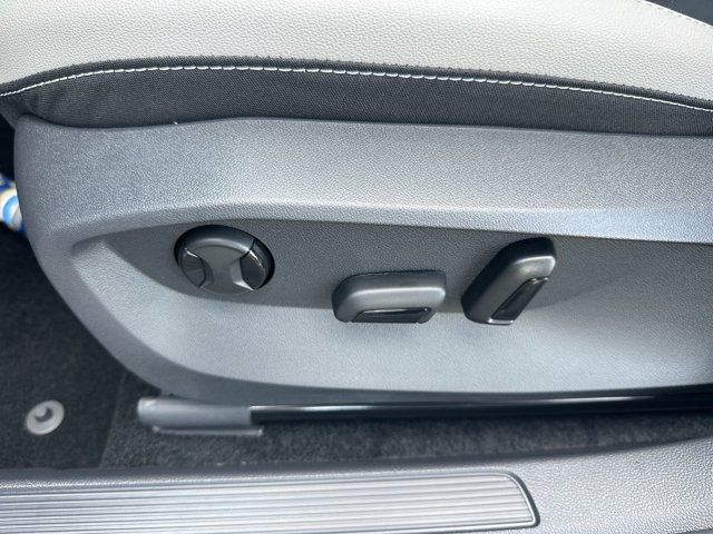 2025 Volkswagen Taos SE photo 4