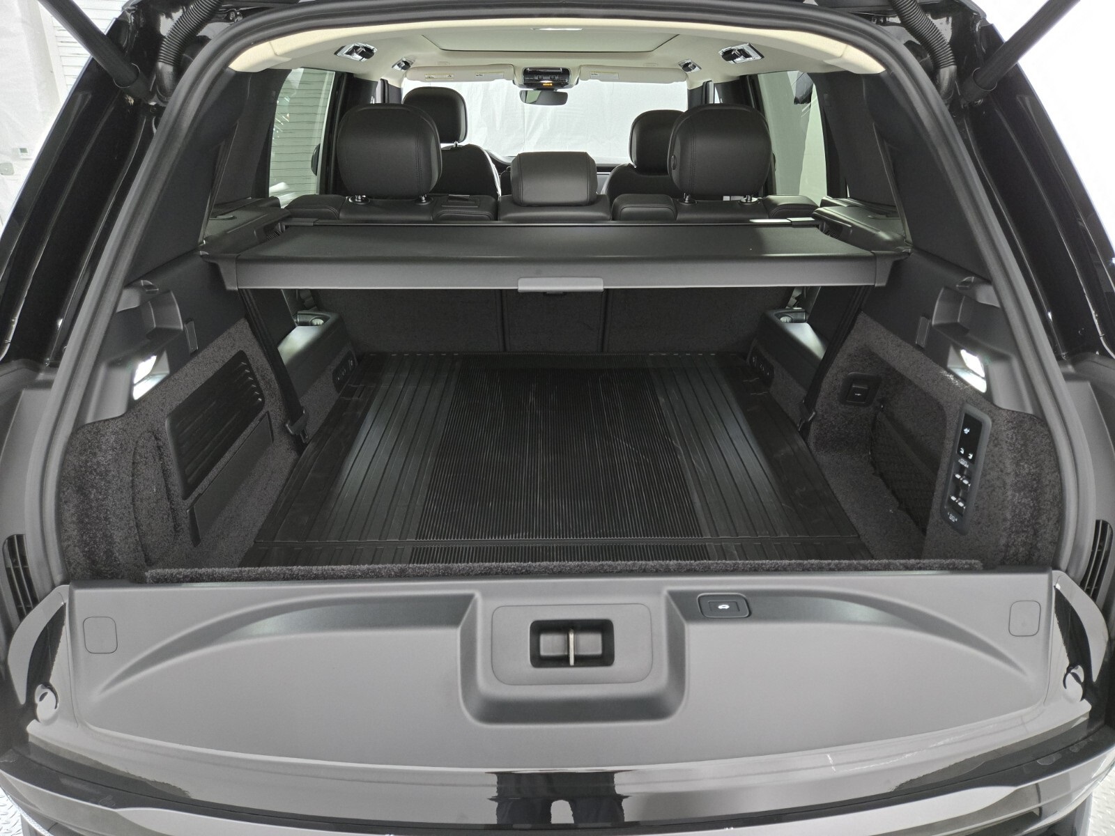 2025 Land Rover Range Rover SE photo 11