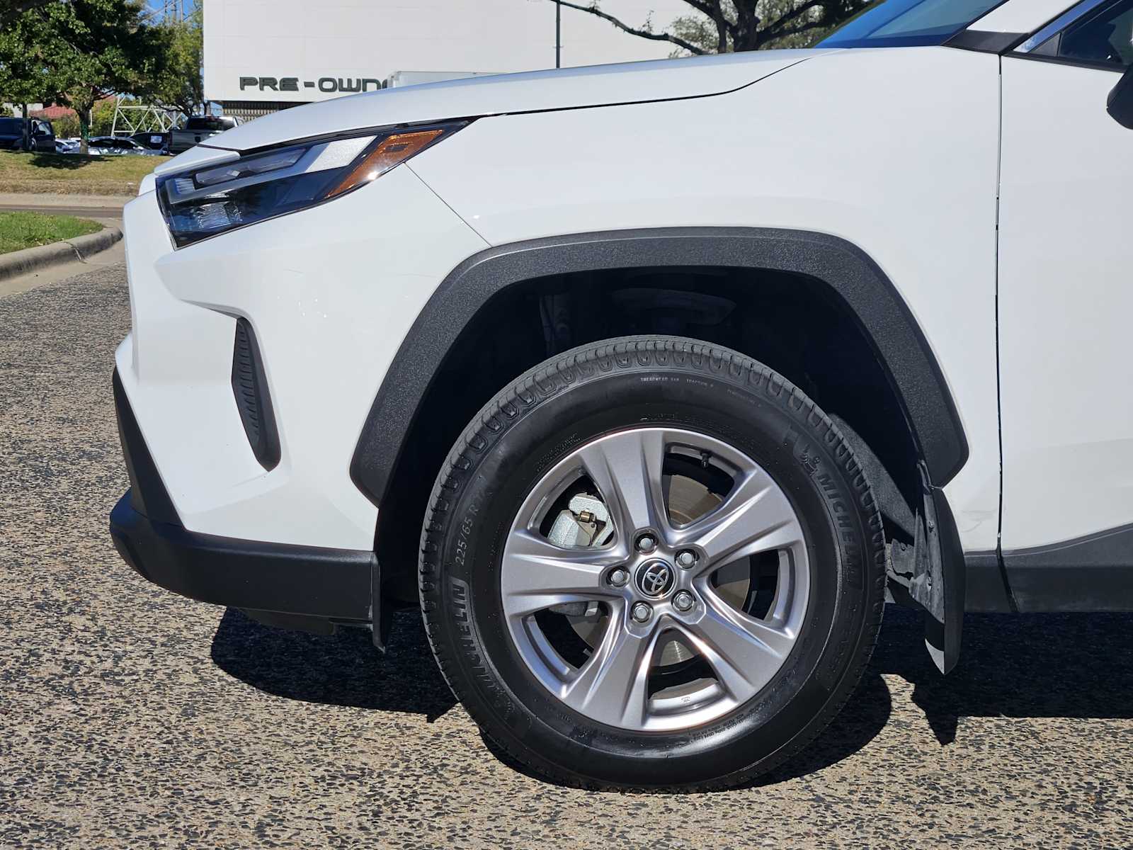 2023 Toyota RAV4 XLE photo 3