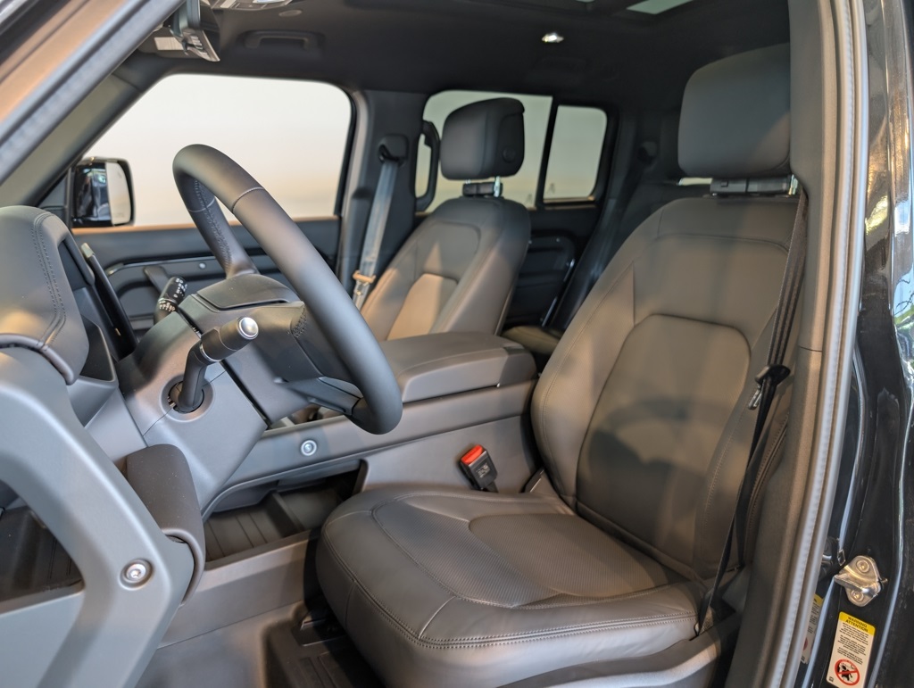 2025 Land Rover Defender 130 X-Dynamic SE photo 10
