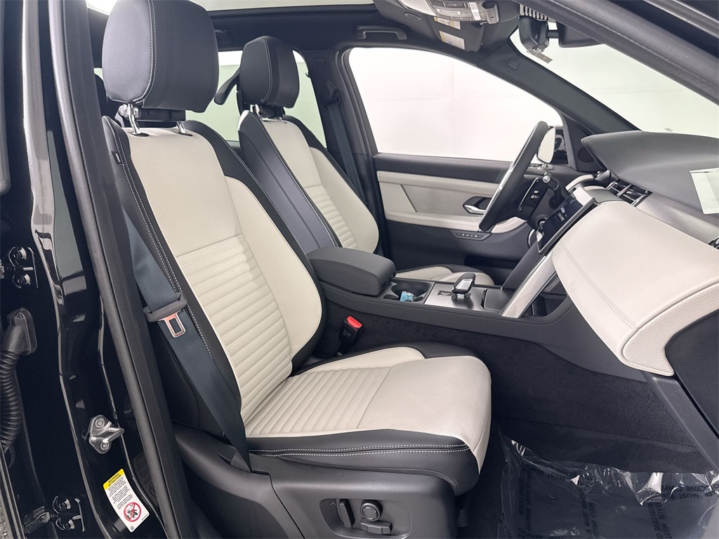 2025 Land Rover Discovery Sport SE photo 18