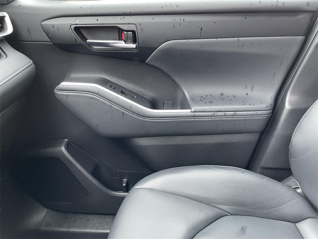 2022 Toyota Highlander XLE photo 16