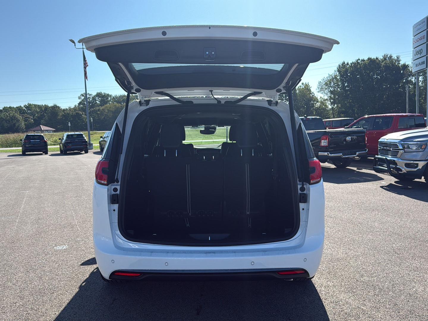 2026 Chrysler Pacifica photo 12