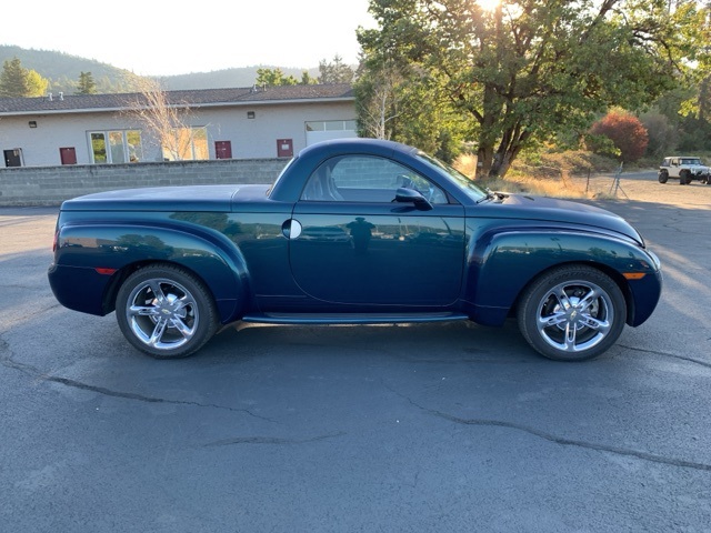 2005 Chevrolet SSR Base photo 2