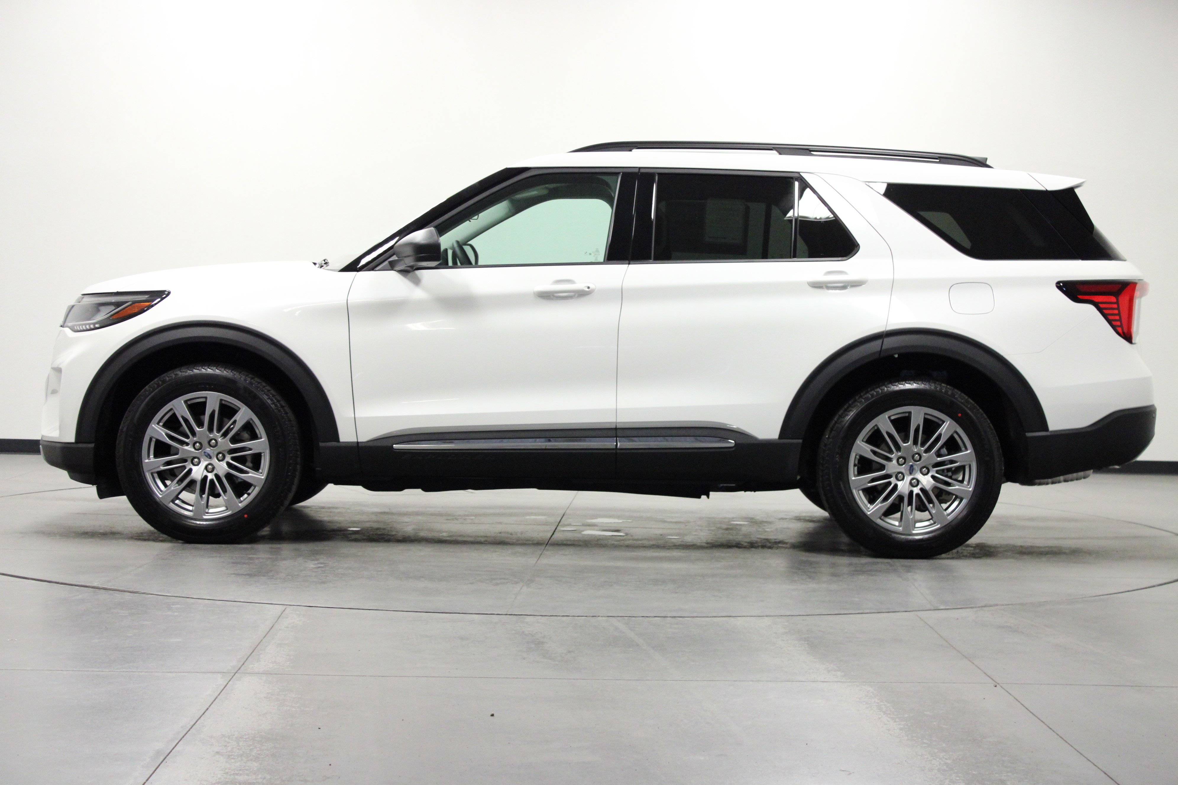 2025 Ford Explorer photo 3