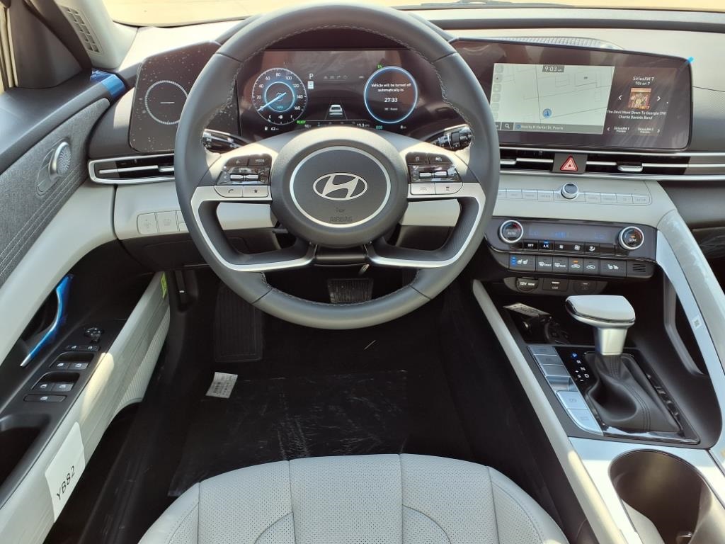 2025 Hyundai Elantra Hybrid Limited photo 3