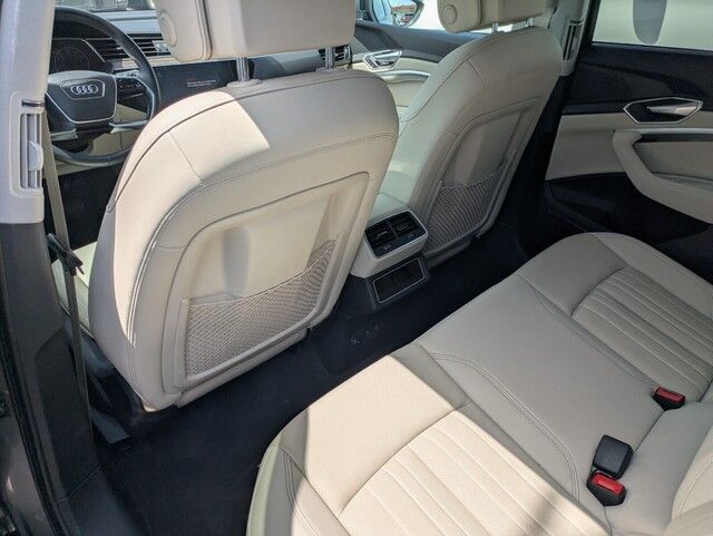 2022 Audi e-tron Premium Plus photo 14