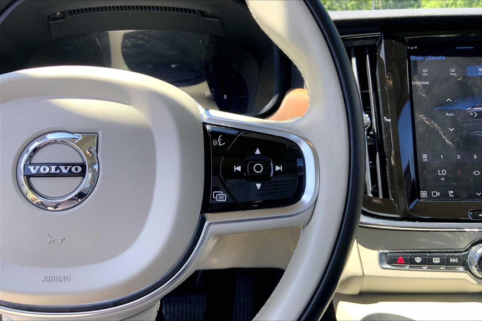 2022 Volvo S90 Momentum photo 23