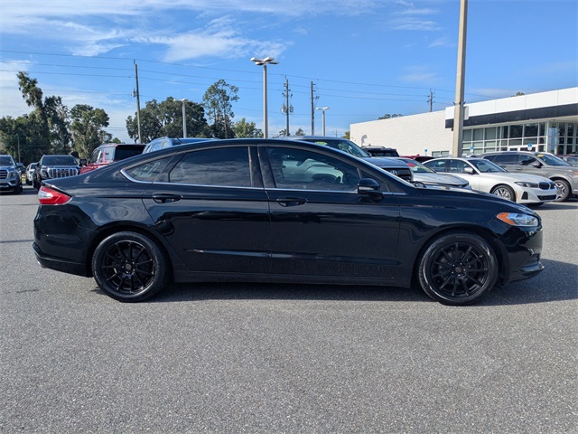 2016 Ford Fusion SE photo 2