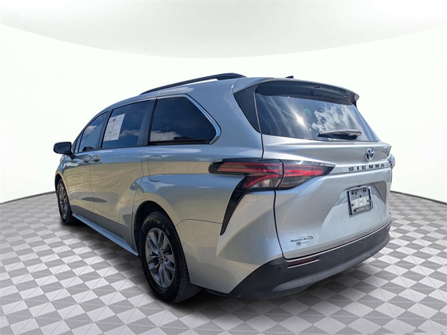 2022 Toyota Sienna XLE photo 2