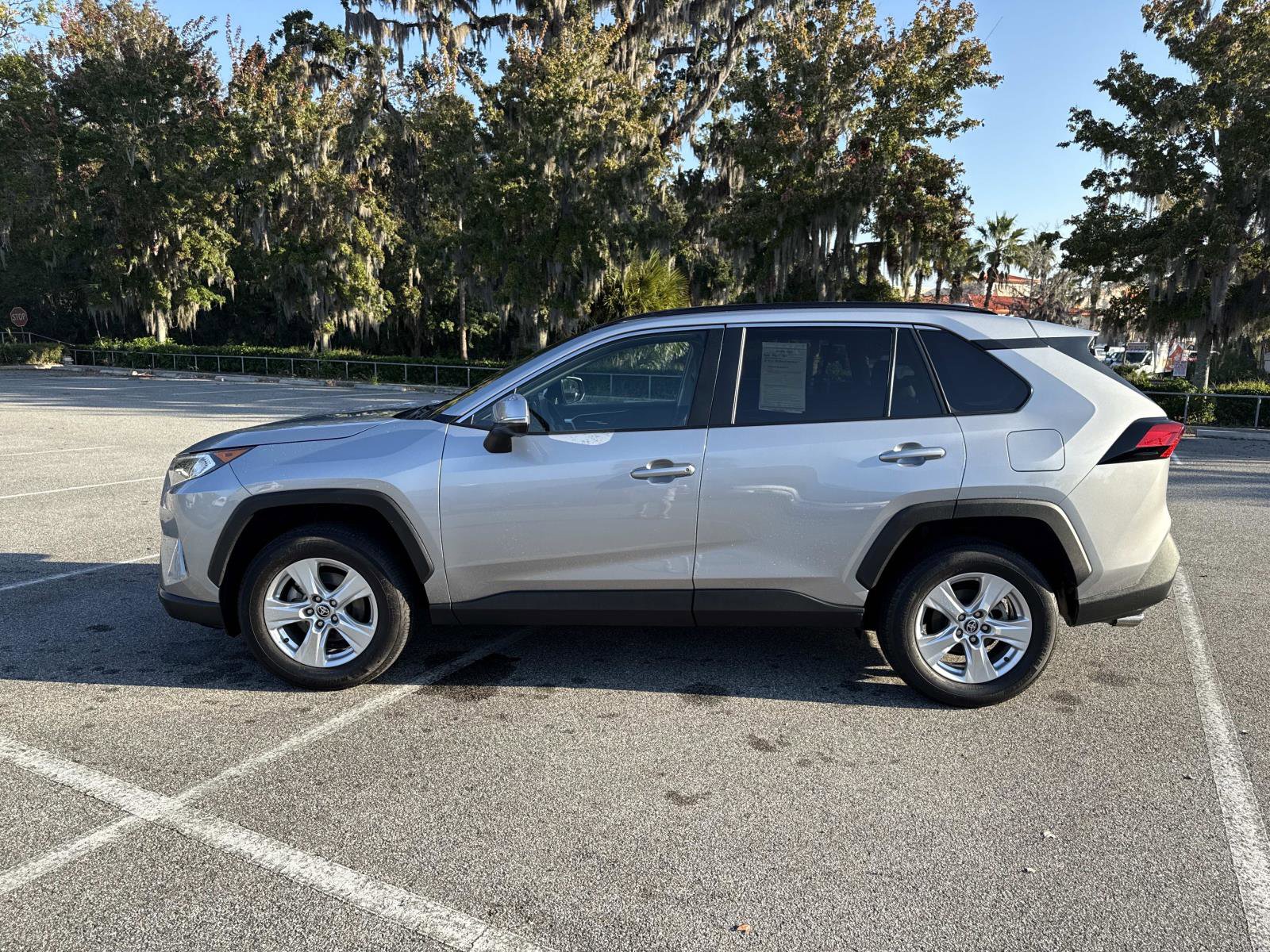 2021 Toyota RAV4 XLE photo 3