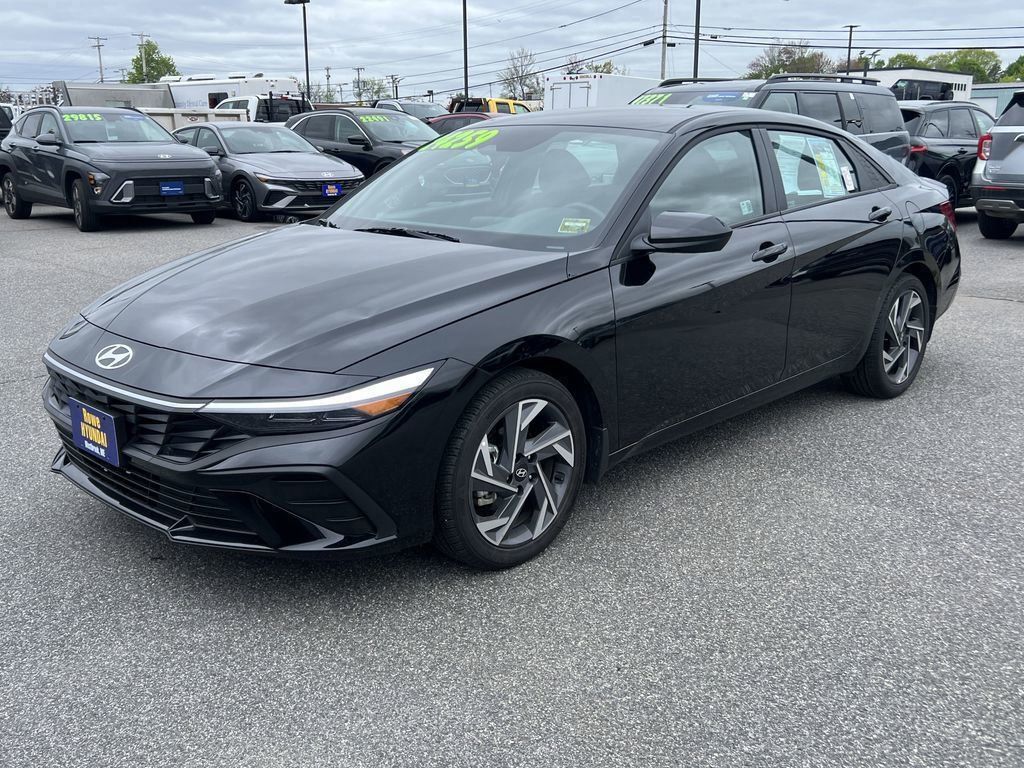 2025 Hyundai Elantra SEL Sport photo 3
