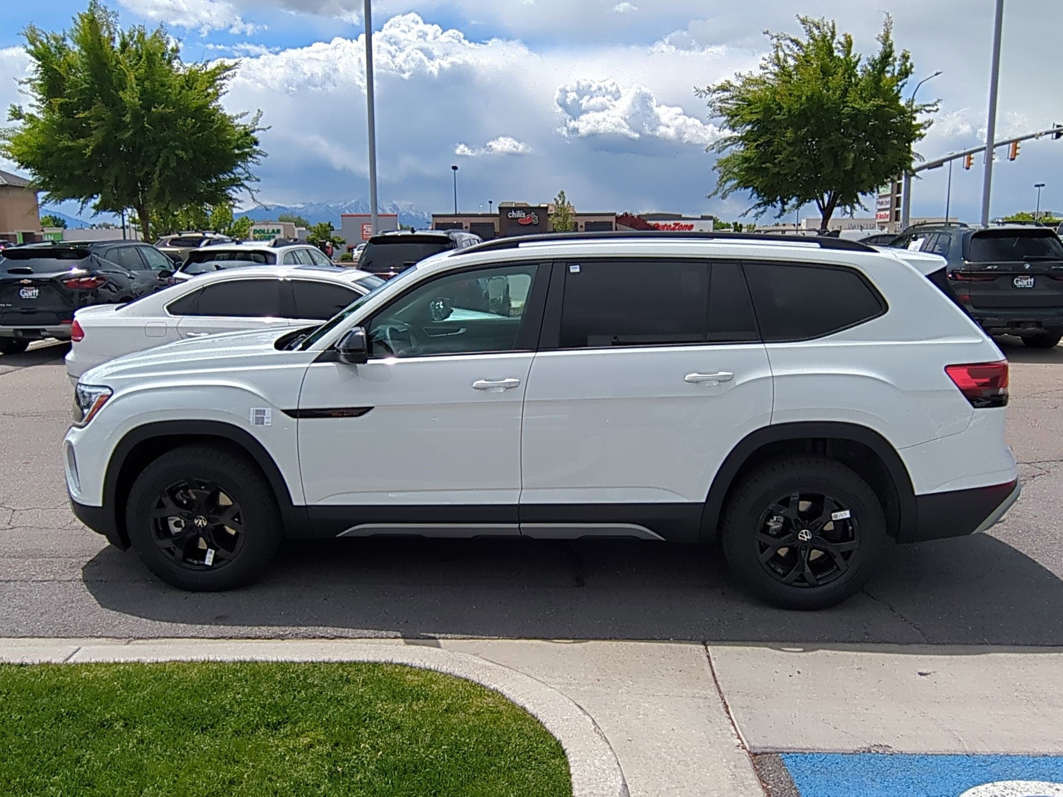 2025 Volkswagen Atlas Peak Edition SE photo 6