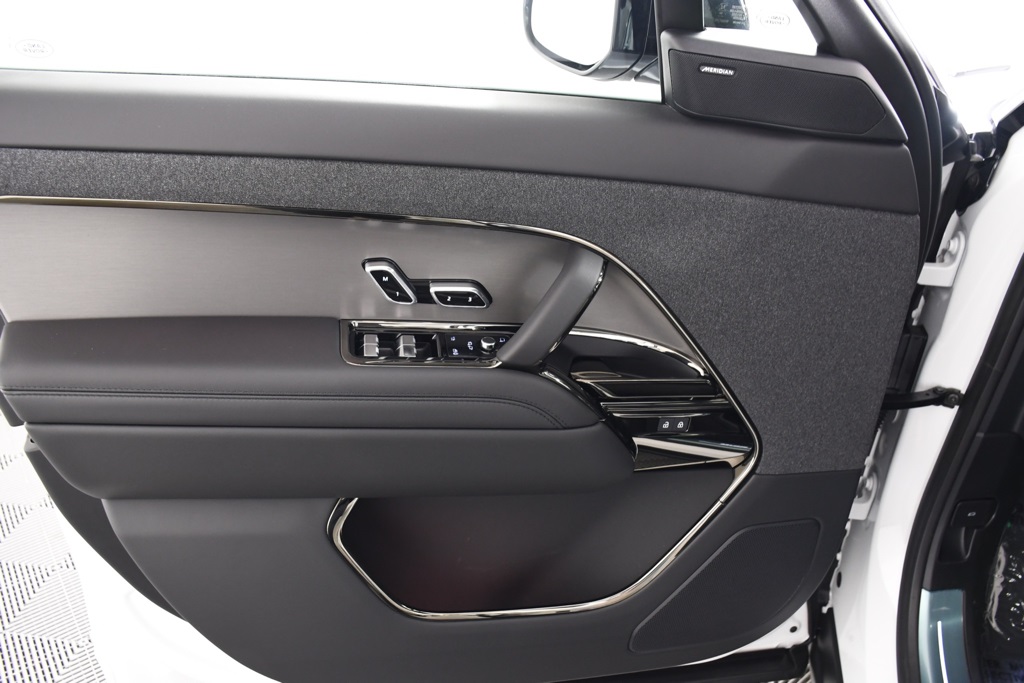 2025 Land Rover Range Rover Sport SE photo 14