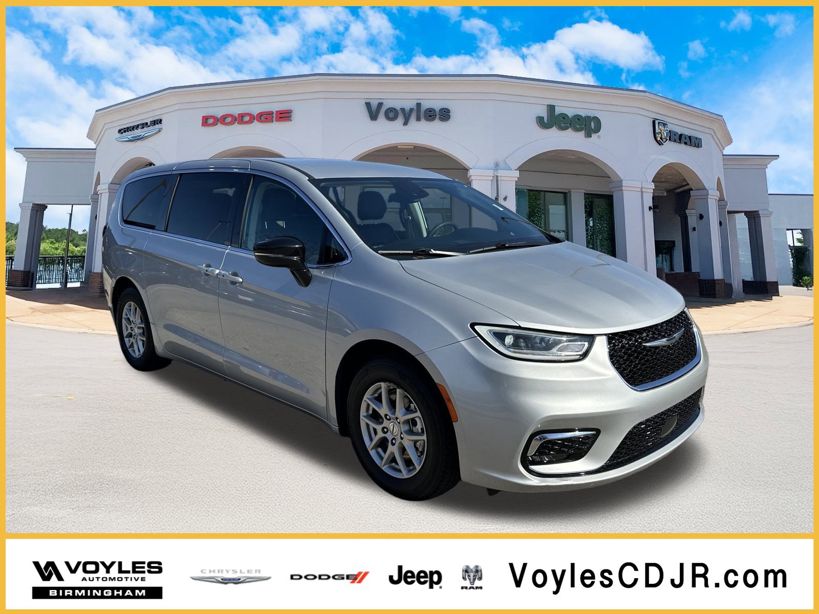 2024 Chrysler Pacifica Touring L's photo